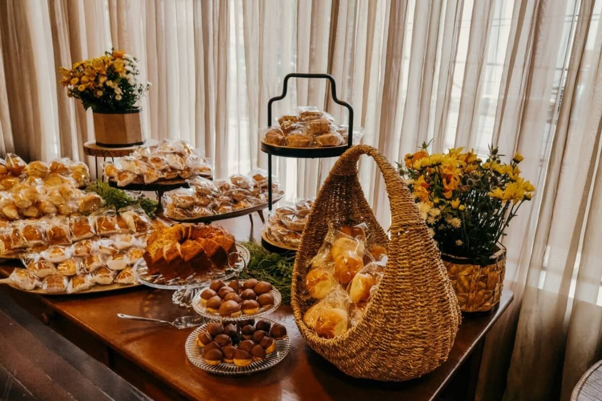 mesa de coffee break corporativo com bolos e pães organizada pela Bonaliment