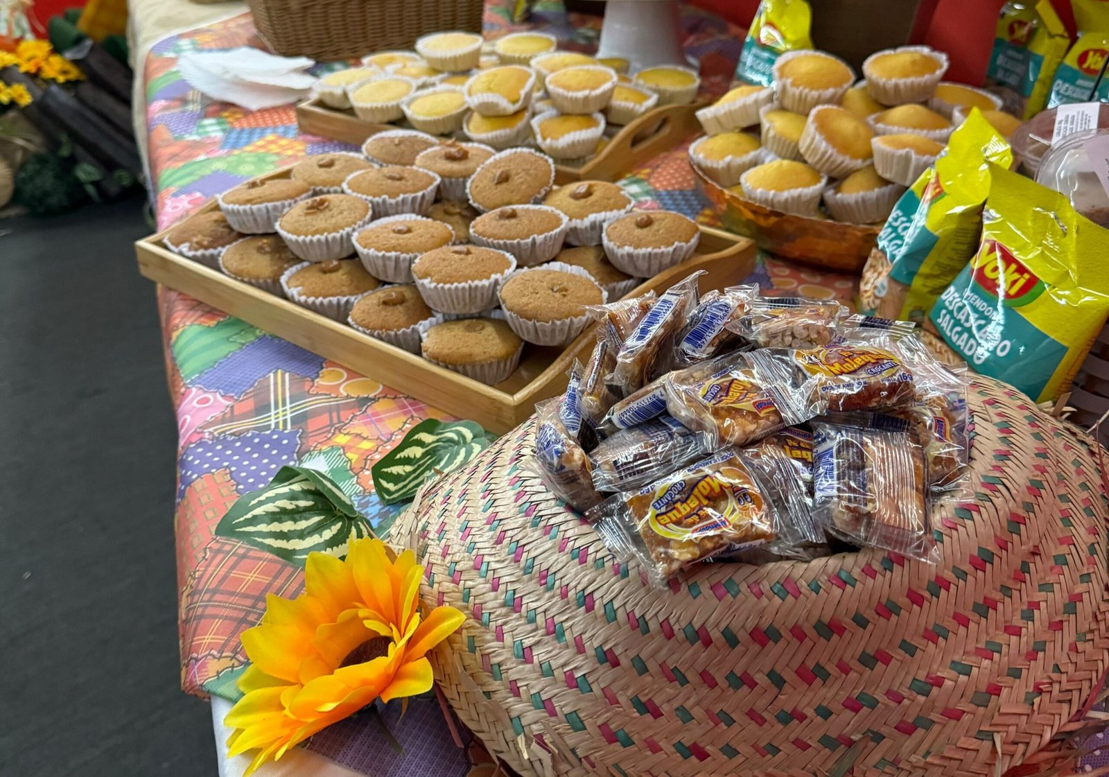 mesa decorada com doces e bolinhos em festa junina corporativa organizada pela Bonaliment