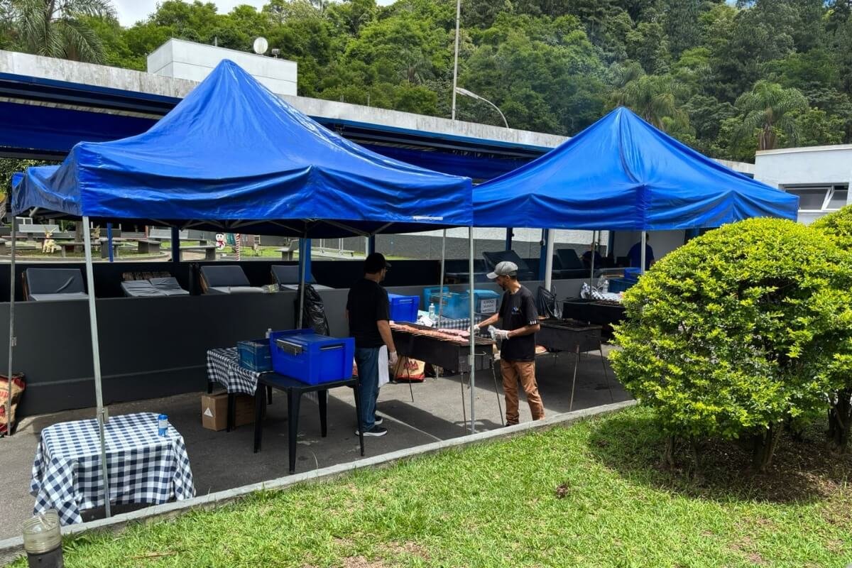 barracas e carrinhos da Bonaliment montados para evento corporativo ao ar livre