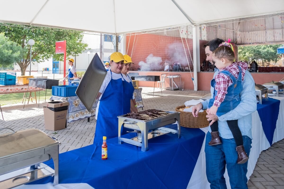 churrasco empresarial realizado pela Bonaliment com equipe uniformizada atendendo participantes ao ar livre