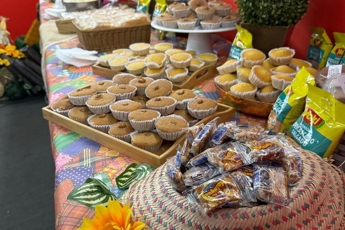 mesa decorada de festa junina com bolos, doces e produtos típicos montada pela Bonaliment