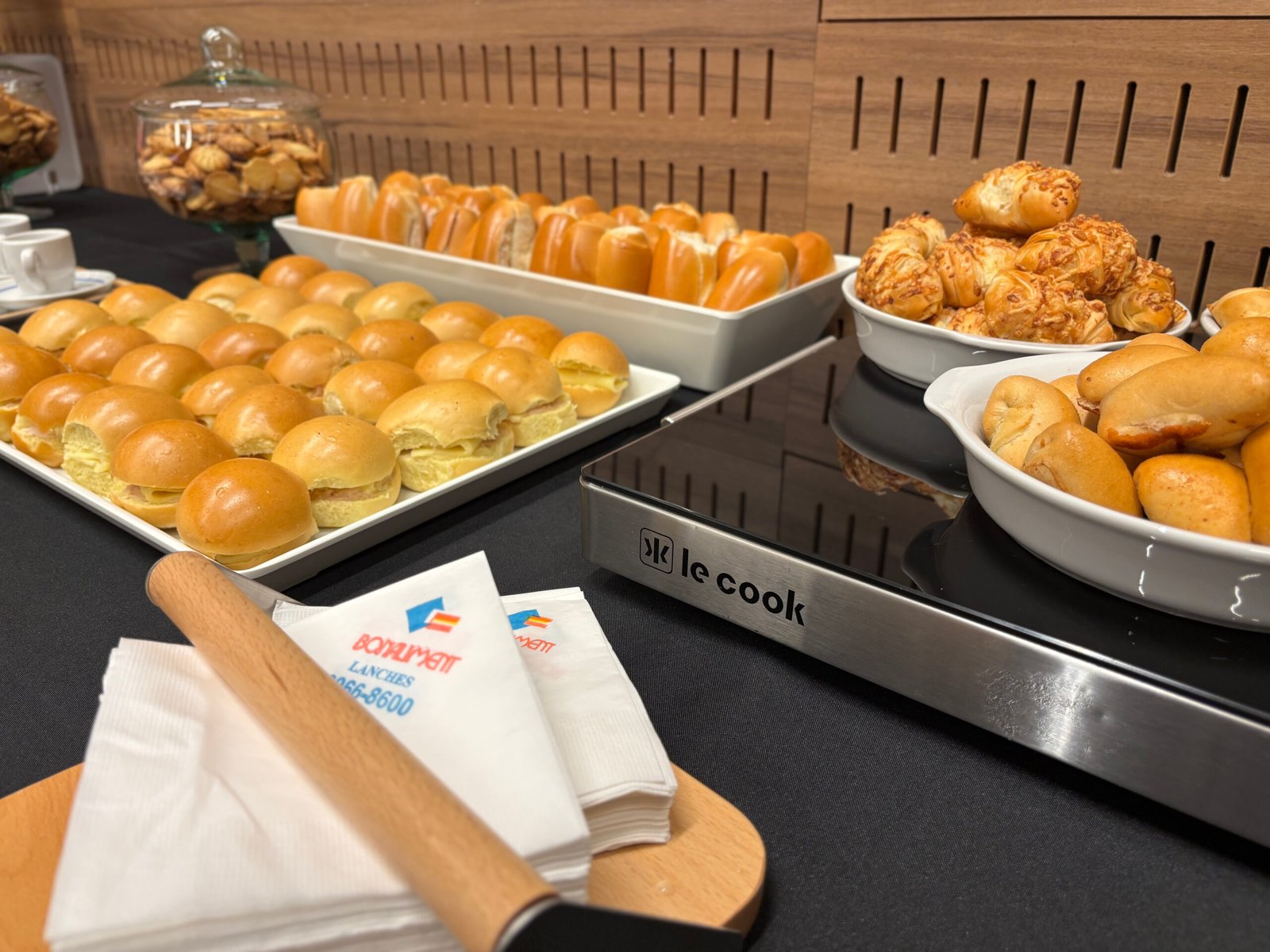 Coffee break corporativo Bonaliment com mini sanduíches e croissants em evento de endomarketing